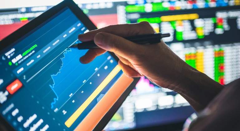 grafico-bolsa-hombre-senala-istock.jpg