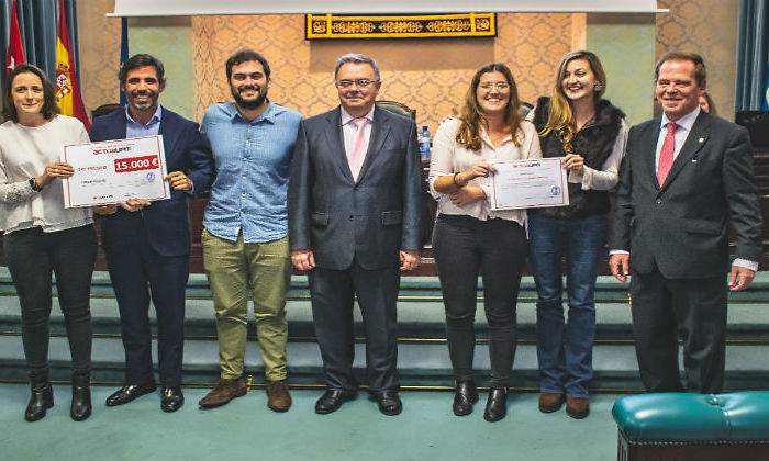 El-equipo-de-Dsign-Cloud-recibe-el-premio-de-manos-de-Javier-Tome-en-representacion-de-Bankia-defini.jpg