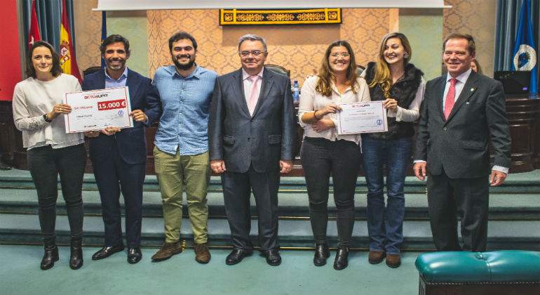 El-equipo-de-Dsign-Cloud-recibe-el-premio-de-manos-de-Javier-Tome-en-representacion-de-Bankia-defini.jpg