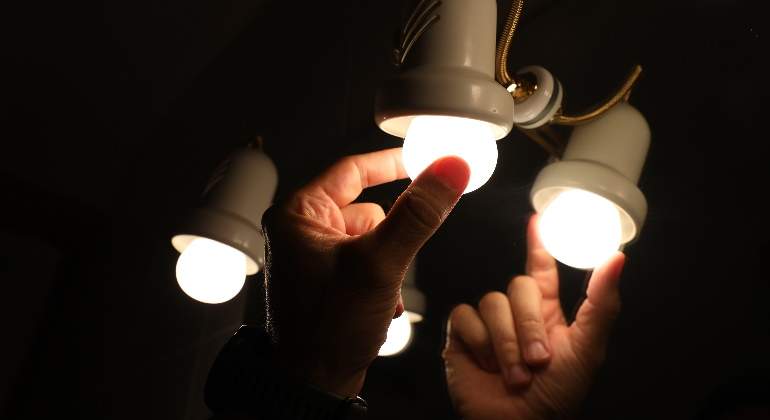 precio-luz-cambiando-bombillas-lampara-oscuridad-europa-press-770x420.jpg