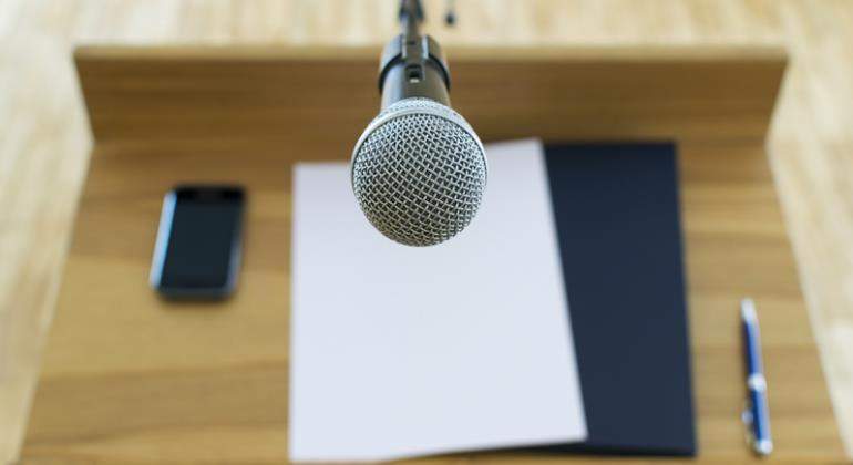 microfono-discurso-atril-hoja-blanco-770-dreamstime.jpg
