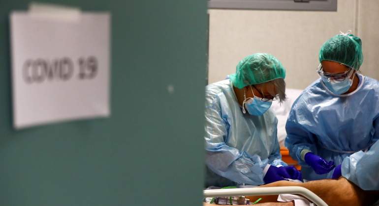 coronavirus-hospital-sanitarios-reuters.jpg