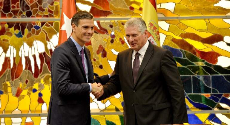 El presidente del gobierno espaol Pedro Snchez a la izquierda saluda a su homlogo cubano Miguel Daz-Canel durante la visita del mandatario del pas europeo a La Habana Cuba