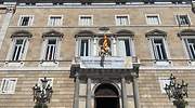 Torra vuelve a colgar la pancarta con el lazo amarillo en el Palau de la Generalitat al acabar el tiempo electoral