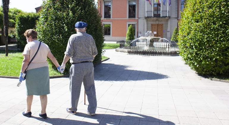 ancianos-paseando-espana-getty.jpg