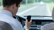 Hasta 6 puntos del carnet y 200 euros de multa: cuándo se puede y cuándo no usar el móvil en el coche