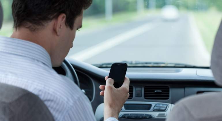 movil-coche-uso-recurso-dreamstime.jpg