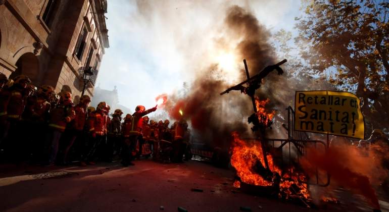 Tensión en las puertas del Parlament: los Mossos impiden la entrada de médicos y bomberos que protestan contra los recortes del
