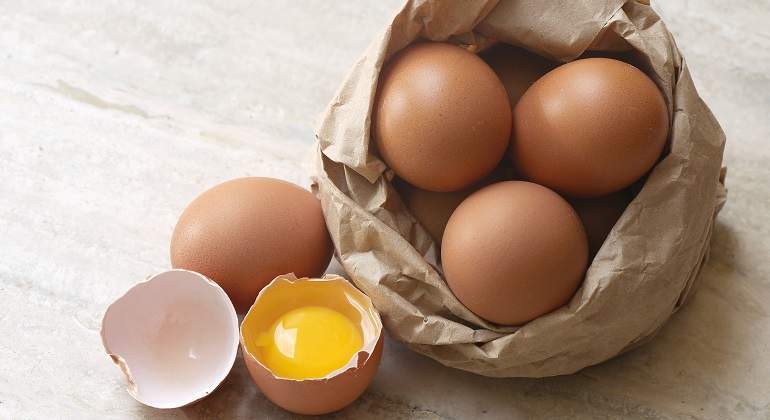 4-huevos-enteros-y-uno-abierto-iStock.jpg