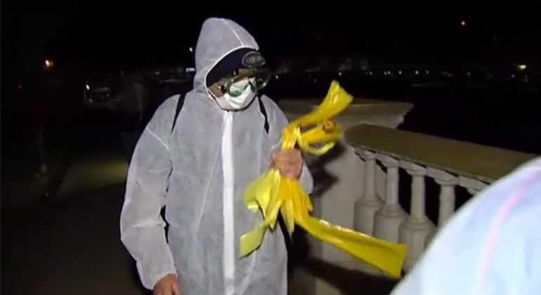 Unas 80 personas con monos blancos y mascarillas limpian de lazos amarillos varias localidades catalanas