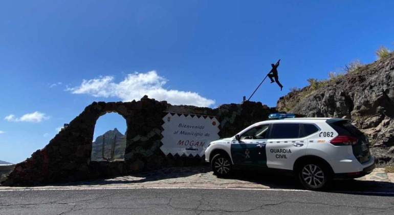 Un coche de la Guardia Civil a la entrada del municipio de Mogn Canarias