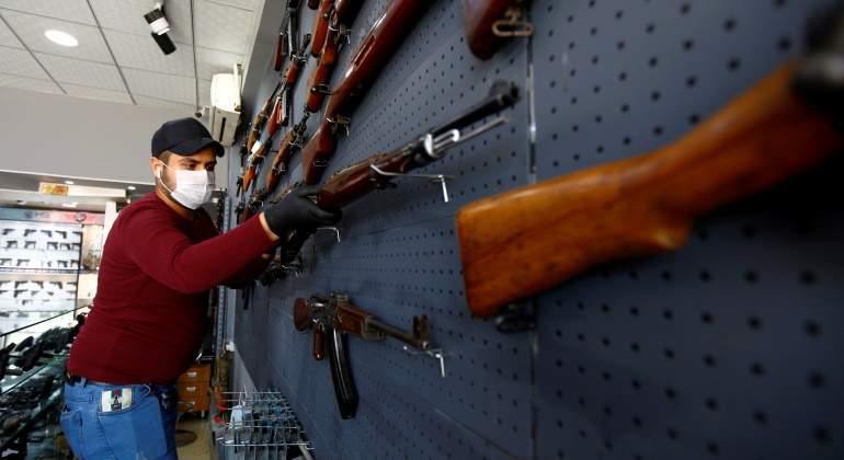 tienda-armas-covid-reuters.jpg