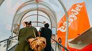 easyJet pierde 255 millones en el primer trimestre, la mitad que un año antes