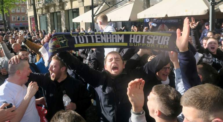 tottenham-aficionado-celebra-pase-final-reuters.jpg