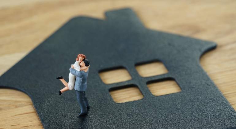 casa-negra-pareja-munecos-dreamstime.jpg