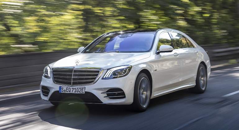Mercedes-Benz-S-560-e-2018-01.jpg