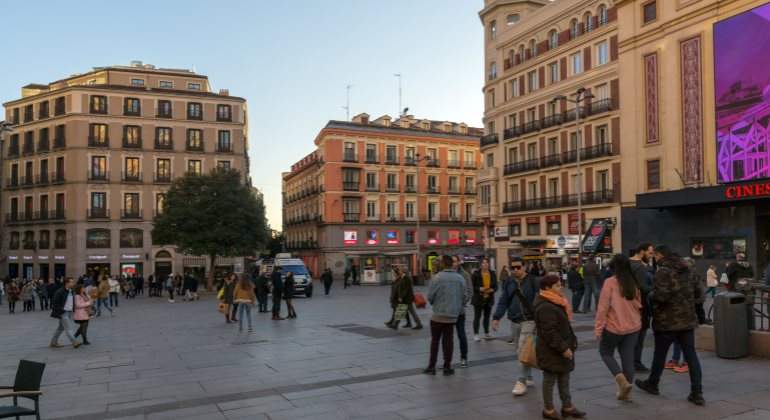 personas-atardecer-callao-madrid3.jpg