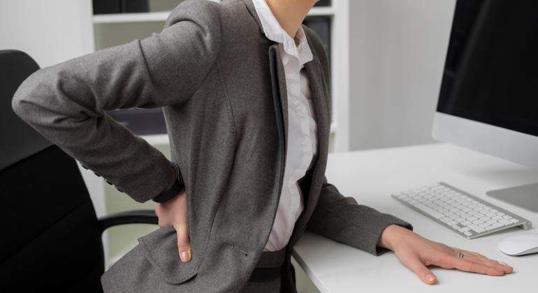 dolor-espalda-trabajo-770-dreamstime.jpg