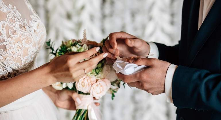 exchange-of-wedding-rings-white-picture-id940217162.jpg