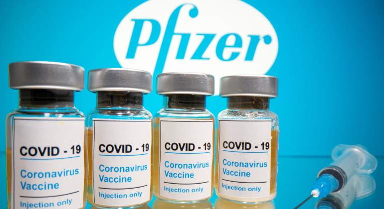 pfizer-vacuna-covid-botes-jeringuilla-reuters.jpg