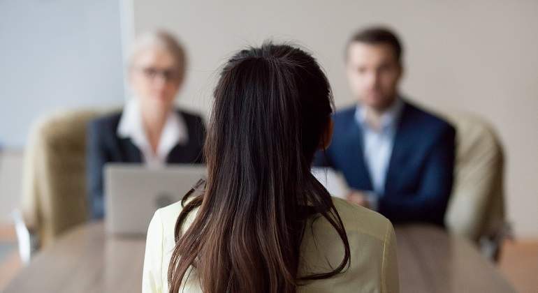 Persona-durante-una-entrevista-de-trabajo-iStock.jpg
