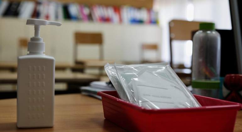 EuropaPress_3141925_mascarillas_gel_desinfectante_mesa_profesor_aula_donde_pueden_observar.jpg