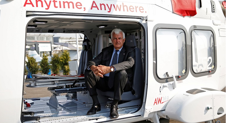 Alessandro-Profumo-CEO-Leonardo-a-bordo-de-un-helicoptero-AW169-en-2017-770x420-Reuters.png