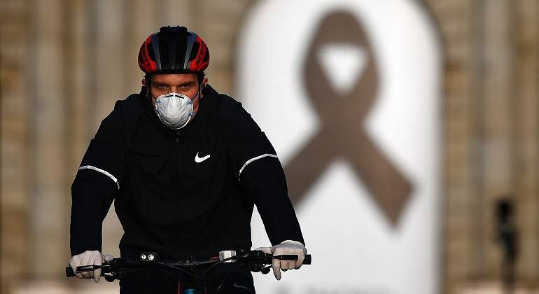 bicicleta-madrid-mascarilla-crespon-negro-getty.jpg