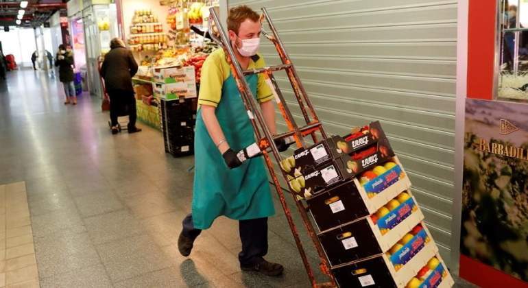 trabajador-fruteria-europa-press.jpg