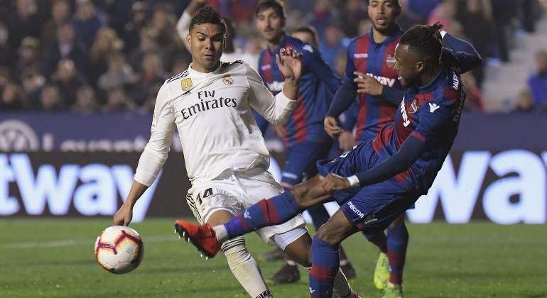 casemiro-doukoure-penalti-levante-madrid-getty.jpg