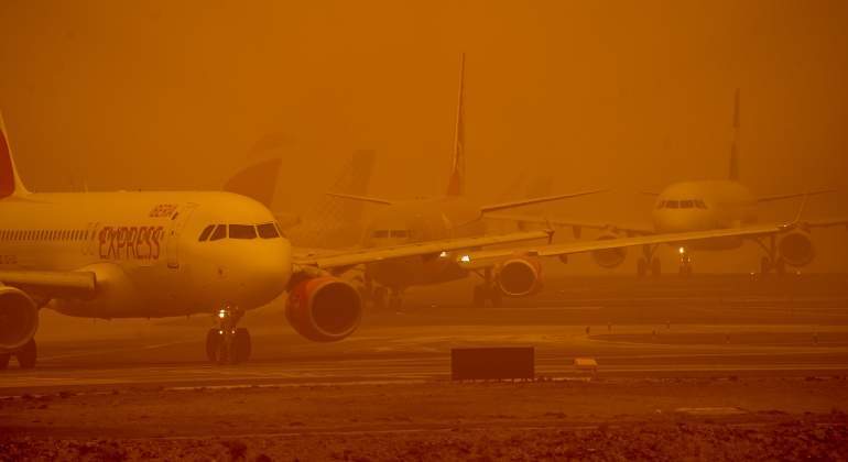 Aviones en un aeropuerto cubierto por la calima