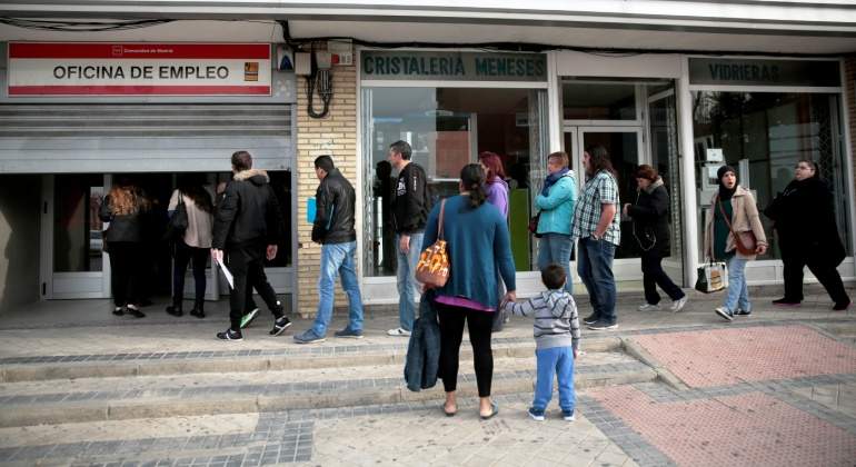 oficina-empleo-colas-paro-desempleo-espana-reuters.jpg