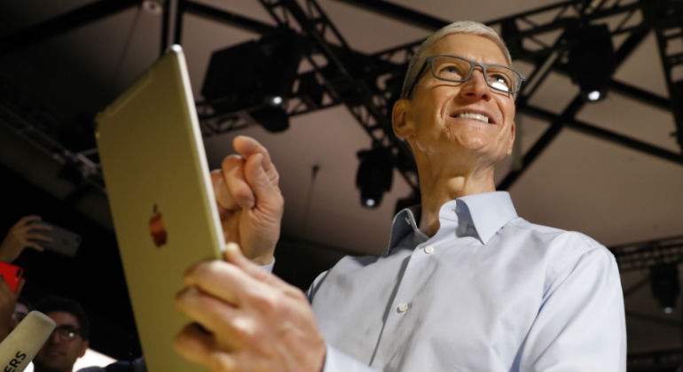 tim-cook-ipad.jpg