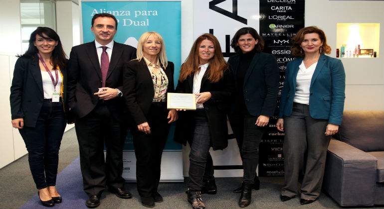 Foto-firma_L27Oreal-Espana-se-adhiere-a-la-Alianza-FP-Dual1111111111.jpg
