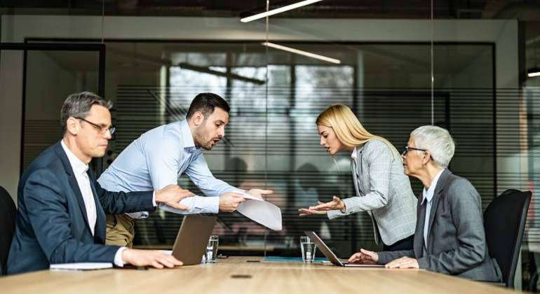 770-x-420-Pareja-en-tramite-de-divorcio-con-abogados-Istock.jpg