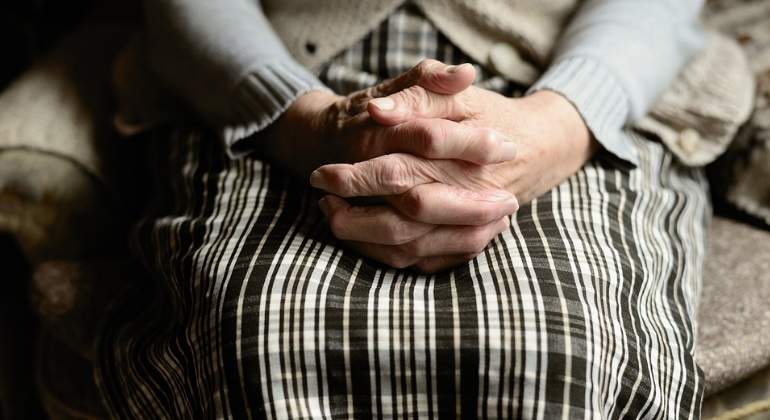 mujer-abuela-anciana-pensionista-pensiones-manos-pixabay-770x420.jpg