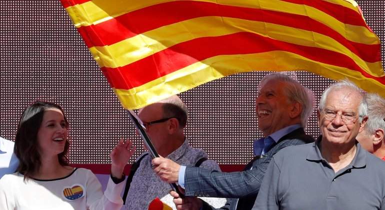 borrell-vargas-llosa-manifestacion-barcelona-reuters.jpg