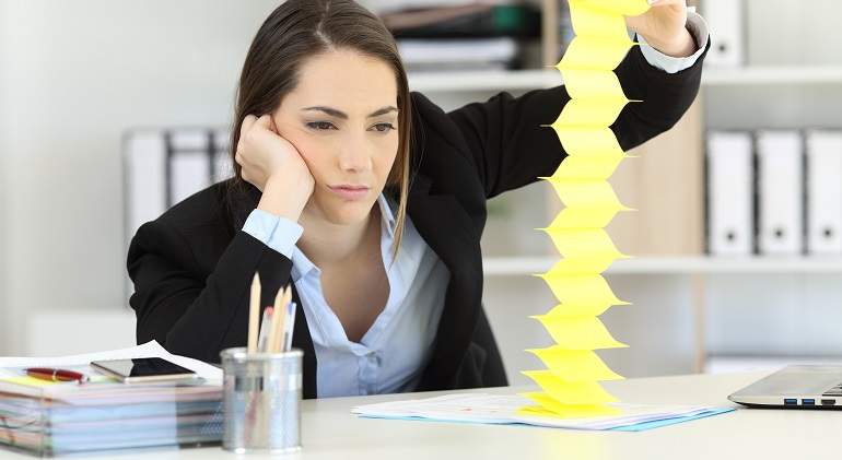 Una-persona-jugando-con-un-grupo-de-posit-iStock.jpg