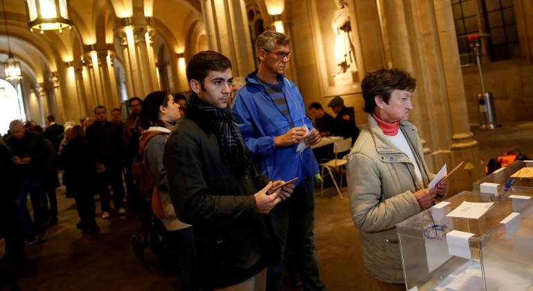 elecciones-10n-gente-vota-barcelona-reuters.jpg
