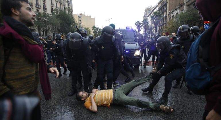 referendum-policia-manifestante-efe.jpg