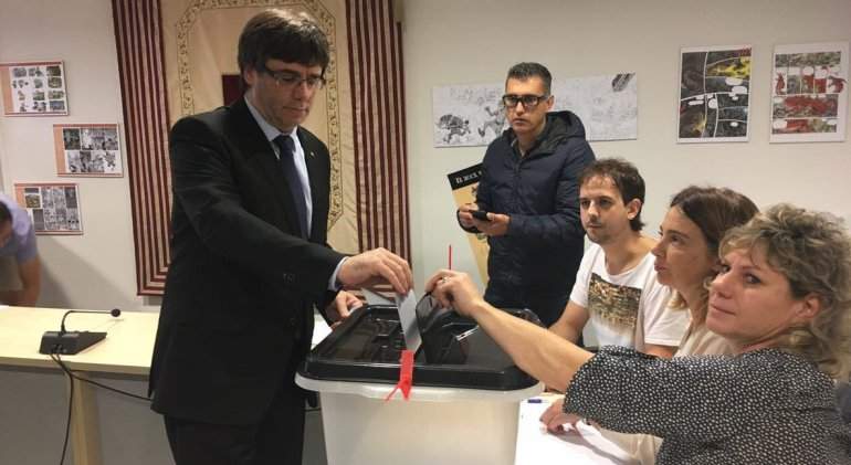 puigdemont-vota-referendum.jpg