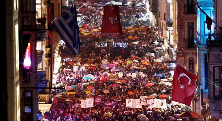 mujer-manifestacion-estambul-turquia-reuters.jpg