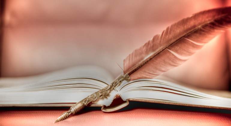 Imagen solemne de una pluma y un libro