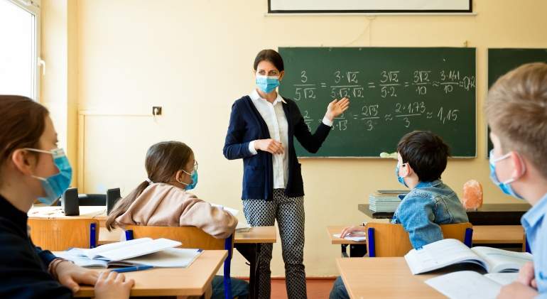 clase-finanzas-nios-mascarilla