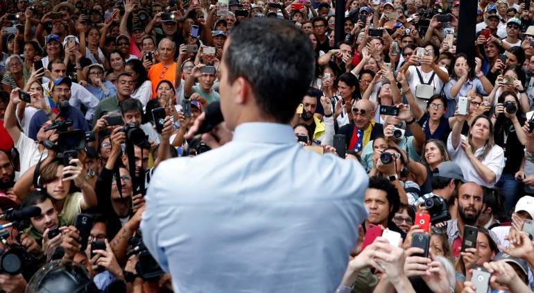guaido-espaldas-gente-venezuela-reuters.jpg