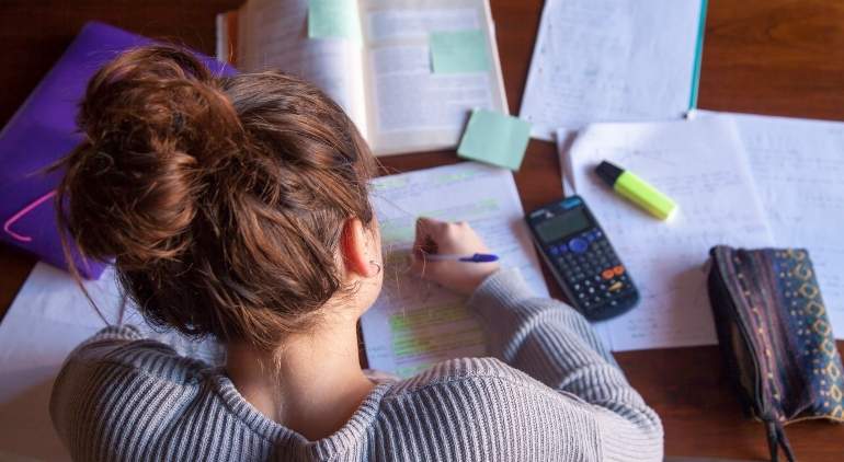 adolescente-estudiando.jpg