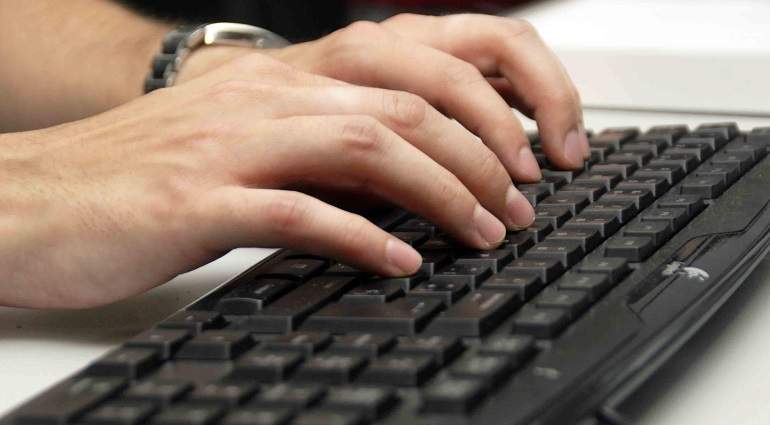 EuropaPress_3471887_usuario_utilizando_teclado_ordenador.jpg