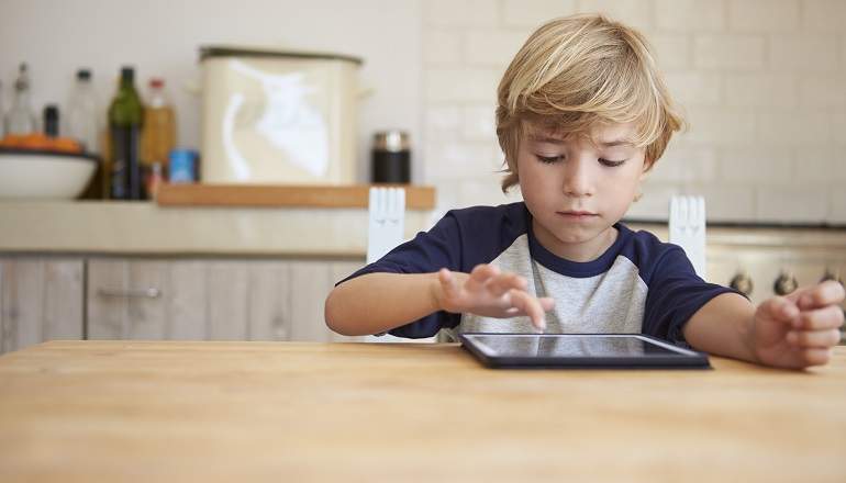 Un nio con una tablet