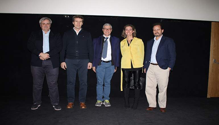 Marcos-Munoz-centro_Jose-Luis-Martinez-director-colegio-Engage-y-miembros-Asociacion-Padres-y-Madres-Engage.JPG
