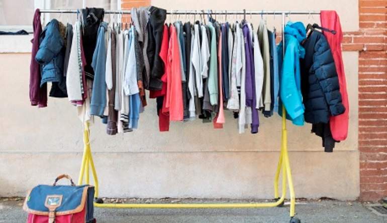 Un perchero con ropa de colegiales